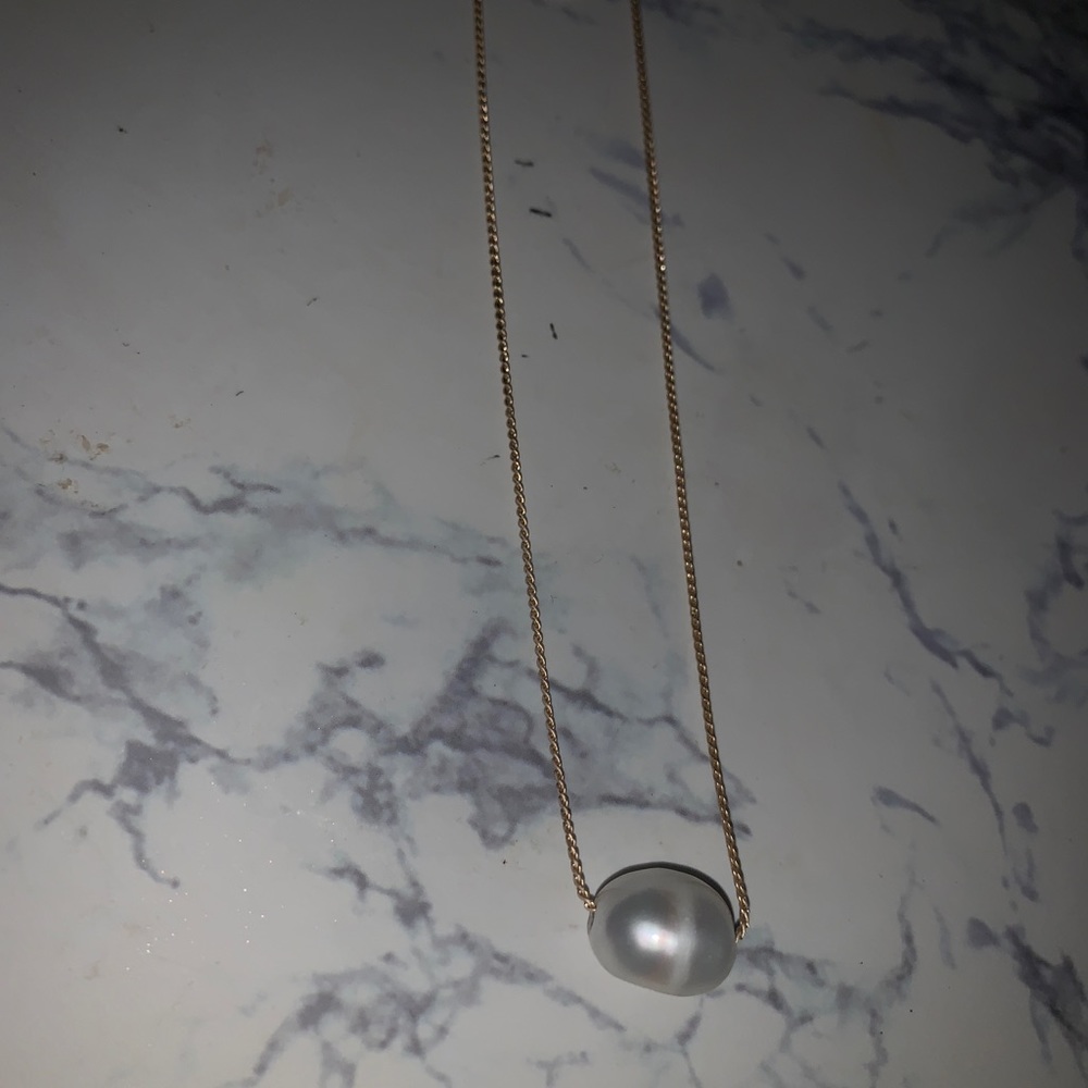 Delicate pearl necklace